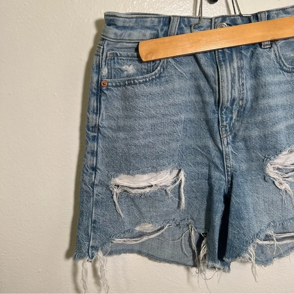 American Eagle Womens Size 2 Denim Baggy Mom Short Light Wash Distressed Cut Off